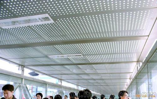 室內(nèi)集成吊頂材料-室內(nèi)鋁扣板廠家講吊頂這種常用的裝飾方法
