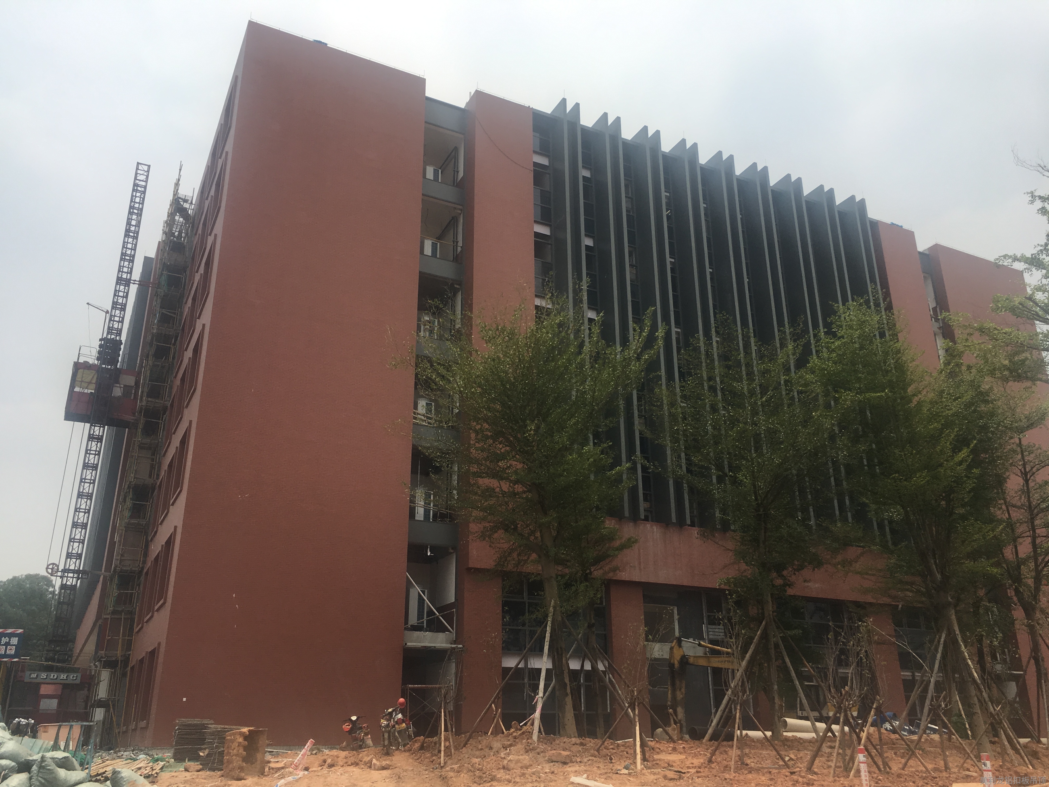 佛山美利龍高校鋁扣板吊頂工程案例之佛山大學(xué)新校區(qū) 佛山美利龍高校鋁扣板吊頂工程案例之佛山大學(xué)新校區(qū)