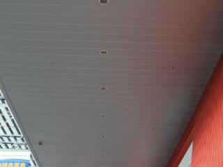 蜂窩集成吊頂鋁扣板哪個好-辦公室鋁蜂窩板廠家教你鋁蜂窩板吊頂怎么裝